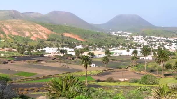 Vista superior da pequena cidade de La Haria, Lanzarote, Ilhas Canárias, Espanha, vídeo de filmagem 4k — Vídeo de Stock