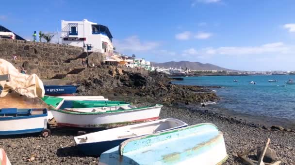 Krásný výhled na pobřeží Atlantského oceánu poblíž Playa Blanca, Španělsko, Lanzarote, Kanárské ostrovy, 4 k záznam videa — Stock video