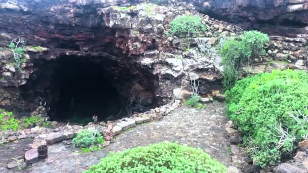 Bejárat a Cueva de los Verdes, Lanzarote, Kanári-szigetek, Spanyolország, 4 k felvételeket videóinak — Stock videók