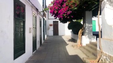Tipik sokak ve geleneksel yapı mimarlık çıkıyor, Lanzarote, Kanarya Adaları, İspanya, 4 k görüntüleri video