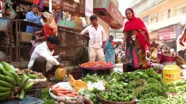 Varanasi, Uttar Pradesh, Hindistan, 10 Mar 2019 - sebze ve Yeşiller, Hintli çarşı, onun evinde çevrili bir adam yakalanan Hindistan, Uttar Pradesh, Varanasi, 4 k görüntüleri video