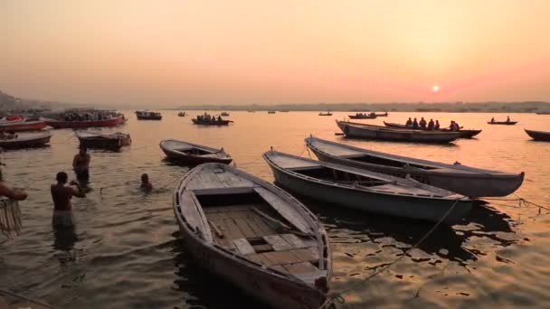 Bad und Boote während des Sonnenaufgangs auf Ganges in Benaras oder Varanasi, Beginn eines neuen Tages, 4k Filmvideo — Stockvideo