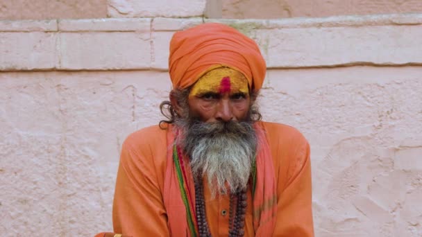 VARANASI, ÍNDIA, 10 MAR 2019 - Sadhu or Holy man looking and thinking about enlightenment, 4k footage vídeo — Vídeo de Stock