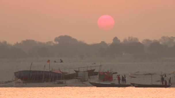 Kuzey Hindistan 'ın Uttar Pradesh bölgesinde Varanasi kutsal nehir Ganj üzerinde gündoğumu, 4k video videosu — Stok video