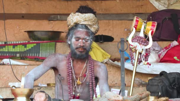 VARANASI, ÍNDIA, 10 MAR 2019 - Sadhu or Holy man looking and thinking about enlightenment, 4k footage vídeo — Vídeo de Stock