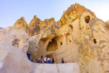 Kapadokya, Türkiye, 13 Eylül 2018: Kapadokya 'nın en büyük kaya Manastırı olan antik kiliseye bakan turistler, Türkiye