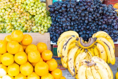 Banana, elma, Portakallar, yerel meyve pazarında üzüm Varanasi, Hindistan