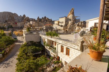 Göreme, Türkiye: turistler için evler ve oteller olarak hizmet veren eski kayalar. Göreme, Kapadokya, Nevşehir, Orta Anadolu, Türkiye