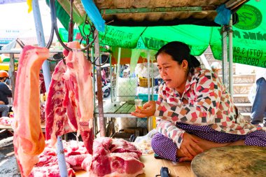 Phu Quoc Adası, Vietnam - 26 Şubat 2018: Street kadın satıcıları et geleneksel gıda pazarı üzerinde satmak