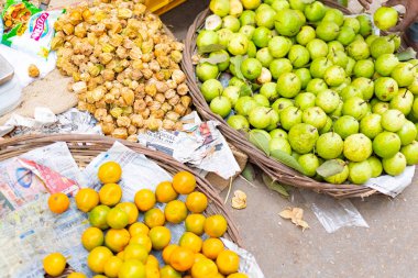 Banana, elma, Portakallar, yerel meyve pazarında üzüm Varanasi, Hindistan