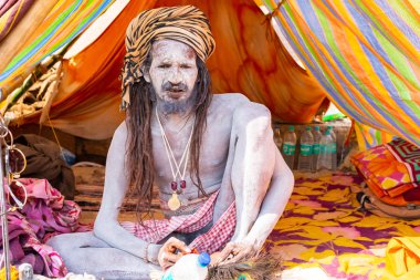 Varanasi, Hindistan, 10 Mar, 2019-tanımlanamayan Hindu Sadhu kutsal adam, Varanasi, Hindistan 'da Ganj nehrinin yakınında Ghat oturuyor