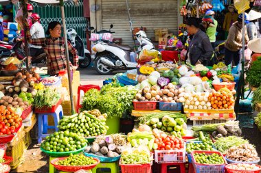 Vietnam, Phu Quoc Adası, 26 Şubat 2018: geleneksel gıda Pazar satmak sebze ve taze yiyecek