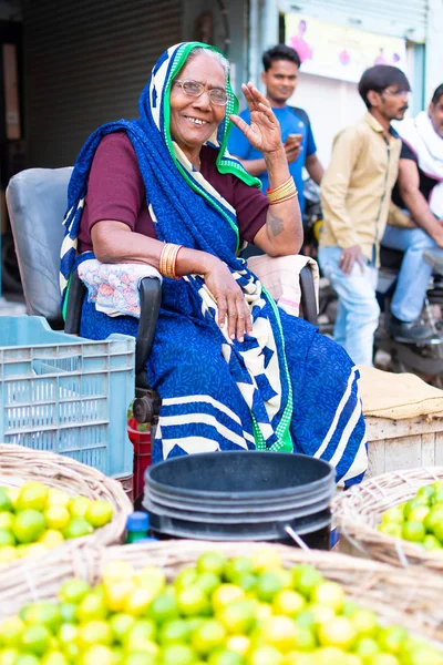 Varanasi, India, 10 mar 2019 - Mujeres sonrientes no identificadas vendiendo limas en un mercado abarrotado — Foto de Stock