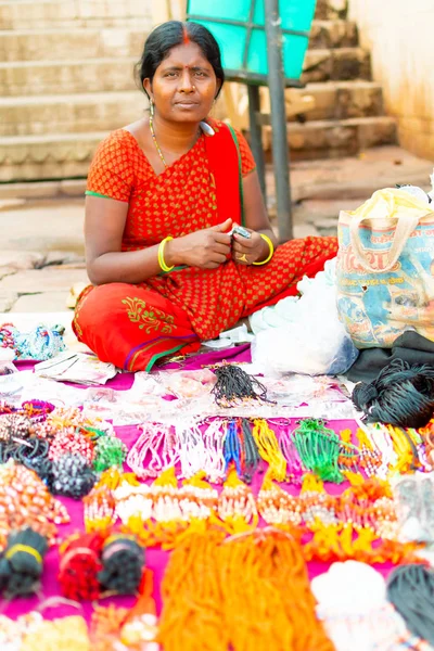 Varanasi, India, Mar 10 2019-ongedefinieerde vrouwen op Street Shop, die verkoopt slingers en souvenirs in de buurt van Ganges Ghats in Varanasi, India — Stockfoto