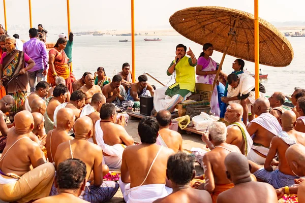 VARANASI, INDIA, 10 MAR 2019 - Los monjes hindúes llevan a cabo una ceremonia para reunirse con el amanecer a orillas del Ganges y izar la bandera india — Foto de Stock