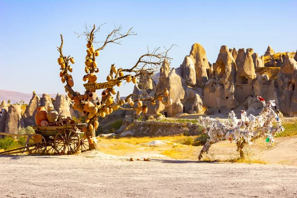 Ollas de arcilla en el árbol. Iglesias rupestres y palomares. Valle de la espada, Goreme, Capadocia, Anatolia, Turquía. Atracción popular —  Fotos de Stock