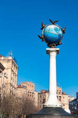 Kiev, Bağımsızlık Meydanı, Kiev, Ukrayna 'Da Barış güvercinleri Ile mavi karasal küre bir heykel