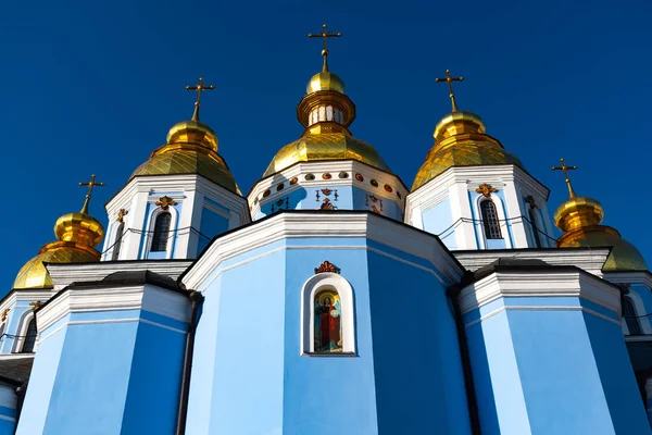 St. Michaels Golden Domed Monasterio, clásico brillante, cúpulas de oro de las cúpulas de la catedral de la catedral, Ucrania, Kiev — Foto de Stock