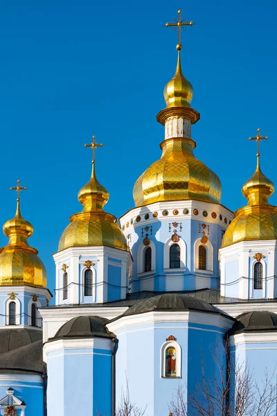 St. Michaels Golden Domed Monasterio, clásico brillante, cúpulas de oro de las cúpulas de la catedral de la catedral, Ucrania, Kiev — Foto de Stock