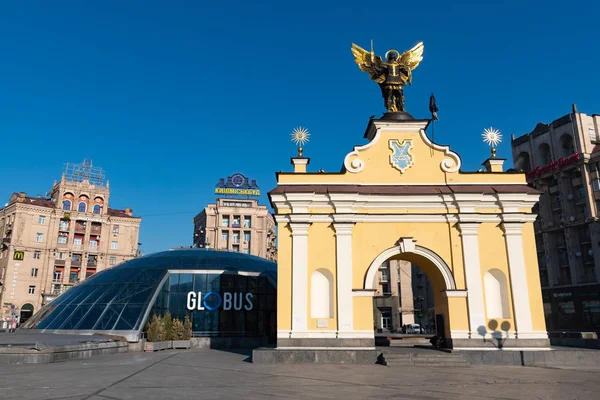 Kijów, Ukraina, 31 mar 2019: panoramy miasta Kijowa na placu Niepodległości Majdan Nezalezhnosti, Globus i Kyivmiskbud, Ukraina — Zdjęcie stockowe