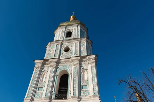 Campanario de Sofía de Kiev, que es un monumento de la arquitectura ucraniana en el, Kiev, Ucrania — Foto de Stock