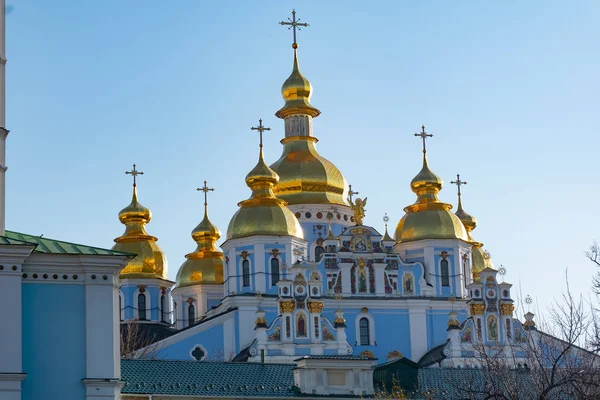 St. Michaels Golden Domed Monasterio, clásico brillante, cúpulas de oro de las cúpulas de la catedral de la catedral, Ucrania, Kiev — Foto de Stock