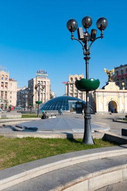 Kyiv, Ukrayna, 31 Mar 2019: Bağımsızlık Meydanı Maidan Nezalezhnosti, Globe ve Kyivmiskbud, Ukrayna 'da Kiev Cityscape silueti
