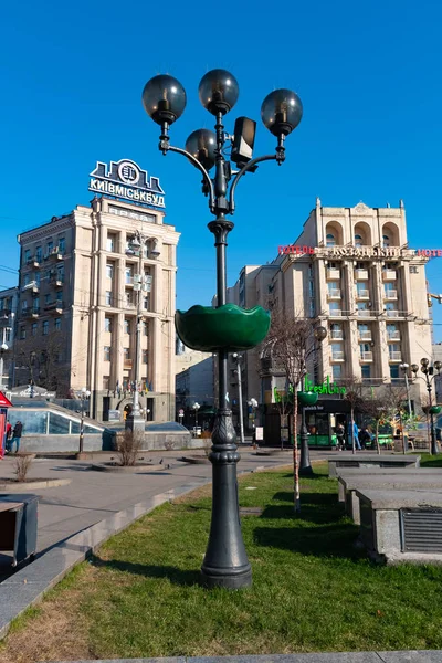 Киев, Украина, 31 МАР 2019: Cityscape skyline of Kiev on Independence Square Maidan Nezalezhnosti, globe and Kyivmiskbud, Ukraine — стоковое фото