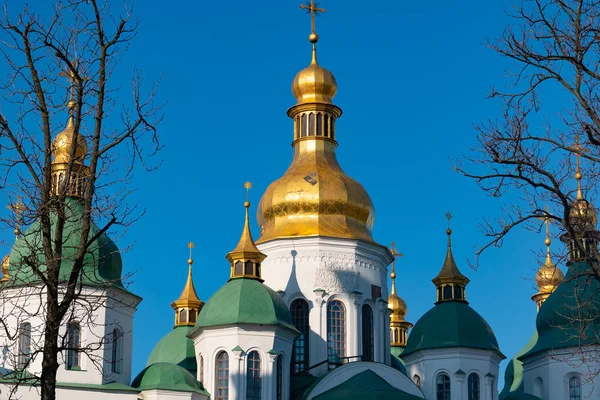 Cúpulas verdes y doradas de la catedral de Santa Sofía en Kiev, Ucrania — Foto de Stock