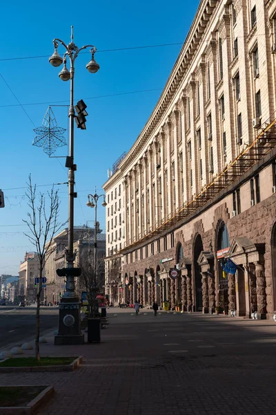 Kijów, Ukraina, 31 mar 2019: panoramy miasta Kijowa na placu Niepodległości Majdan Nezalezhnosti, Globus i Kyivmiskbud, Ukraina — Zdjęcie stockowe