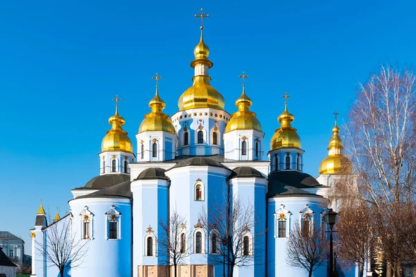 St. Michaels Golden Domed Monasterio, clásico brillante, cúpulas de oro de las cúpulas de la catedral de la catedral, Ucrania, Kiev — Foto de Stock