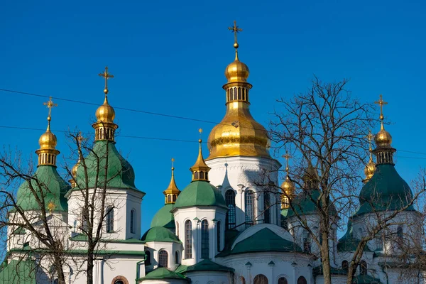 Cúpulas verdes y doradas de la catedral de Santa Sofía en Kiev, Ucrania — Foto de Stock