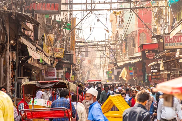 Eski Delhi, Hindistan, Mar 29 2019-smog ile eski kasabada kalabalık sokak, tehlikeli elektrik hatları yakın Jama Mescid