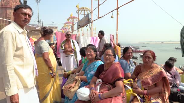 Varanasi, India 14 Mar 2019 - Una familia hindú espera la ceremonia en un barco en el río sagrado Ganga en Varanasi Uttar Pradesh India, video de 4k — Vídeos de Stock