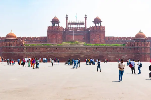 Нью-Делі, Індія, березень, 30 2019-червоний Форт Всесвітньої спадщини ЮНЕСКО сайт, який служив резиденцією імператора Моголів — стокове фото