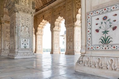 Yeni Delhi, Hindistan, Mar 30 2019-turistler Divan-ı-Khas ve Khas mahal, Red Fort kompleksi, eski Delhi, Delhi, Hindistan etrafında yürüyüş