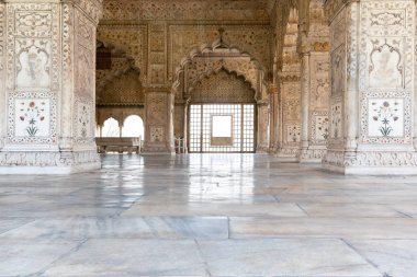Yeni Delhi, Hindistan, Mar 30 2019-turistler Divan-ı-Khas ve Khas mahal, Red Fort kompleksi, eski Delhi, Delhi, Hindistan etrafında yürüyüş