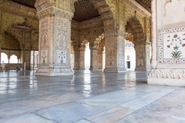 Yeni Delhi, Hindistan, Mar 30 2019-turistler Divan-ı-Khas ve Khas mahal, Red Fort kompleksi, eski Delhi, Delhi, Hindistan etrafında yürüyüş