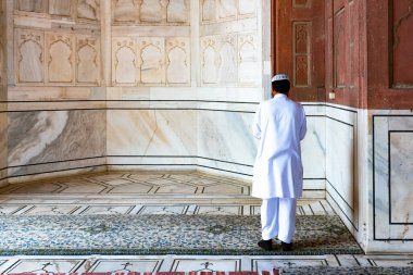 Dini Müslüman adam cami içinde dua, Yeni Delhi, Hindistan