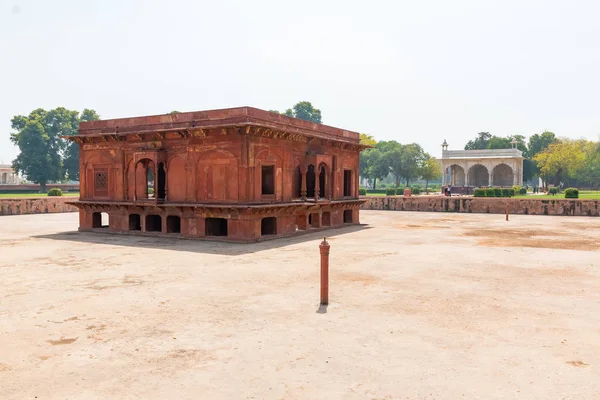 New Delhi, Indien, 30 mar 2019-den Zafar Mahal paviljongen i Hayat Bakhsh Bagh trädgård i den röda fort i Delhi, Indien — Stockfoto