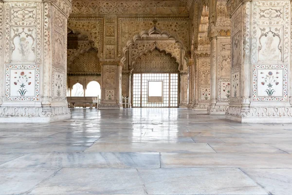 New Delhi, India, Mar 30 2019 - Tourists stroll around the Divan-i-Khas and Khas Mahal, Red Fort complex, Old Delhi, Delhi, India — Stock Photo, Image