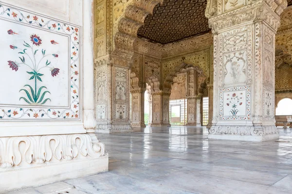 New Delhi, India, Mar 30 2019 - Tourists stroll around the Divan-i-Khas and Khas Mahal, Red Fort complex, Old Delhi, Delhi, India — Stock Photo, Image