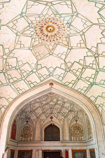 Ein achtseitiges geometrisches muster ist in die decke des zeremoniellen trommelhauses naqqar khana des roten forts in delhi, indien eingelassen — Stockfoto