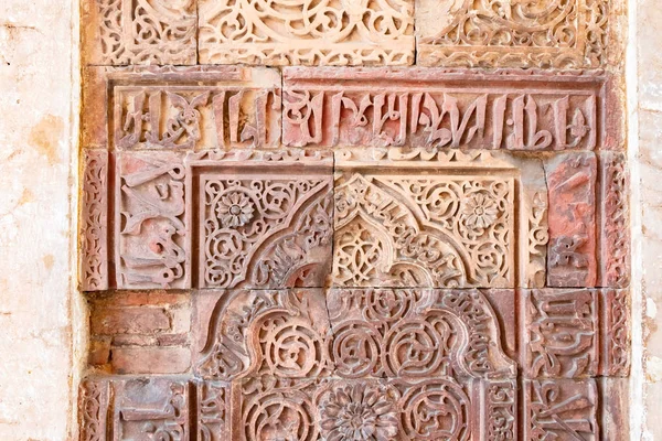 Un motif géométrique à huit côtés est incrusté dans le plafond de la cérémonie Drum House Naqqar Khana du Fort Rouge à Delhi, en Inde — Photo