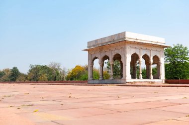 Yeni Delhi, Hindistan, Mar 30 2019-turistler Divan-ı-Khas ve Khas mahal, Red Fort kompleksi, eski Delhi, Delhi, Hindistan etrafında yürüyüş