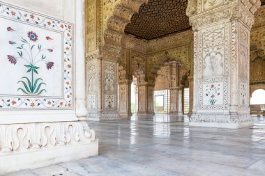 Yeni Delhi, Hindistan, Mar 30 2019-turistler Divan-ı-Khas ve Khas mahal, Red Fort kompleksi, eski Delhi, Delhi, Hindistan etrafında yürüyüş