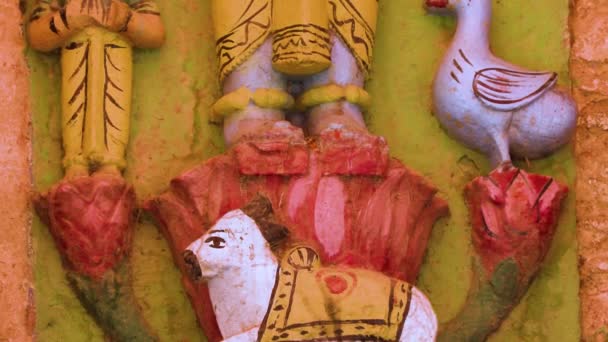 Detalle de colorida estatua del dios hindú indio Shiva, Varanasi, India 4k metraje video — Vídeos de Stock
