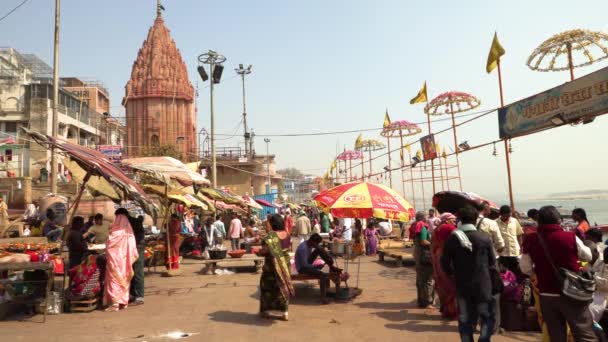 Varanasi, Índia, 14 de mar de 2019 - Dashashwamedh Ghat é o principal ghat em Varanasi no rio Ganges, vídeo de filmagem 4k — Vídeo de Stock