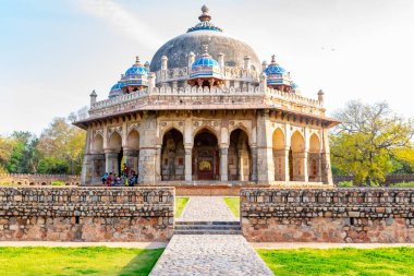 Yeni Delhi, Hindistan, Mar 30 2018 - Delhi, Hindistan'da bulunan Dünya Mirası mimarisi olan Hümayuns türbesinin içindeki Isa Khan Garden Tomb'un manzara görünümü