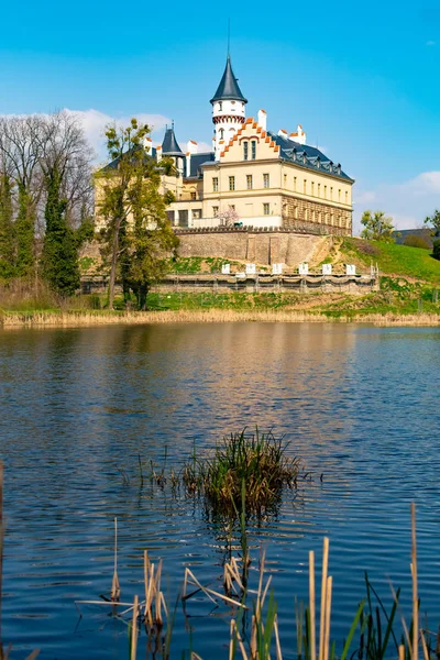 Renascimento antigo castelo Radun perto da cidade de Opava espelhado em um lago com reflexos na água, República Checa — Fotografia de Stock